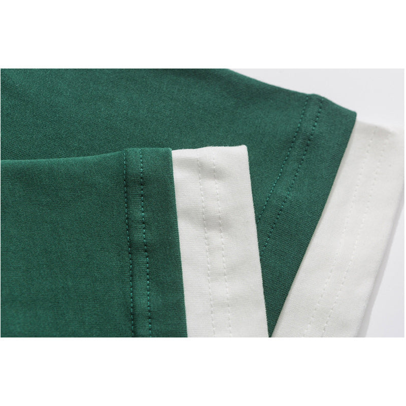 Choose from three colors. Simple color combination. Easy to match short-sleeved T-shirt.