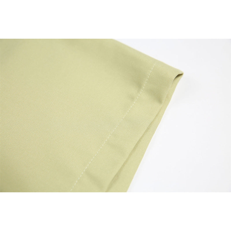 A simple, easy-to-match plain short-sleeved work shirt