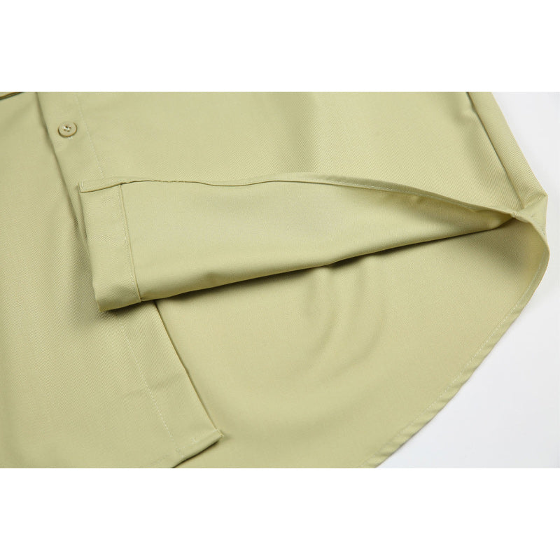 A simple, easy-to-match plain short-sleeved work shirt