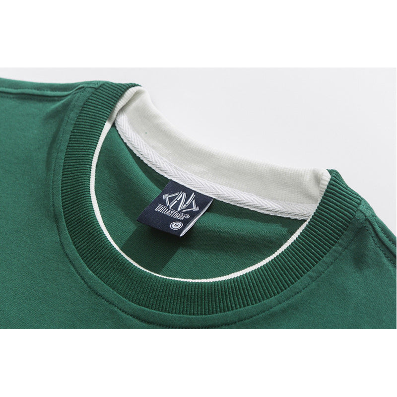 Choose from three colors. Simple color combination. Easy to match short-sleeved T-shirt.