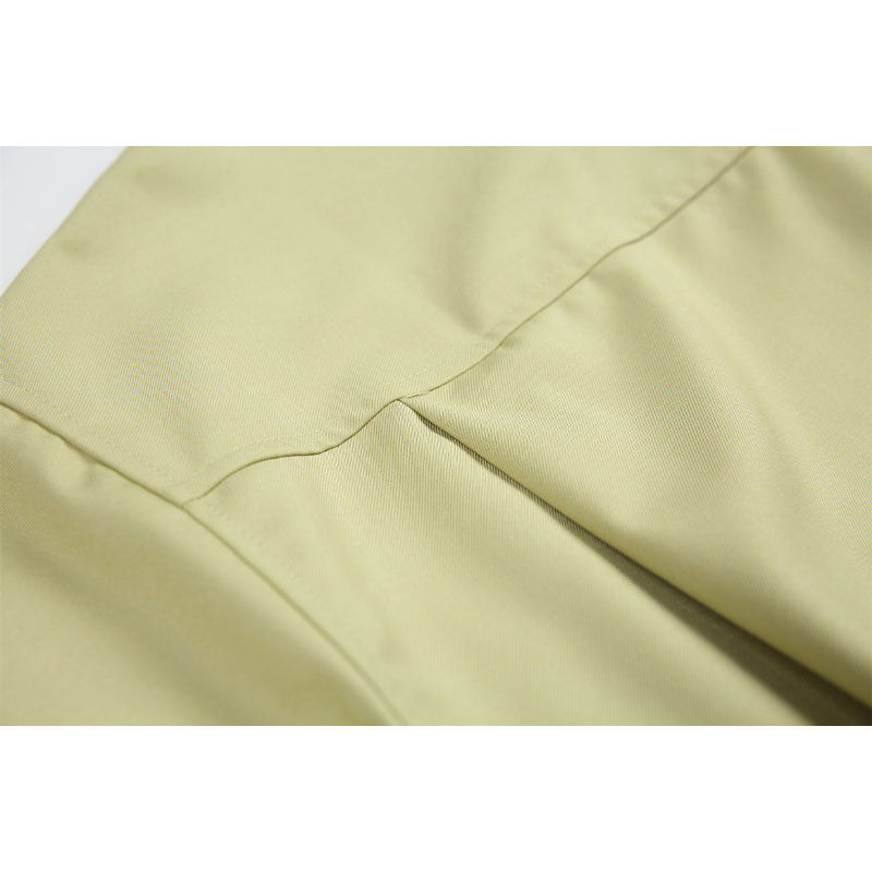 A simple, easy-to-match plain short-sleeved work shirt