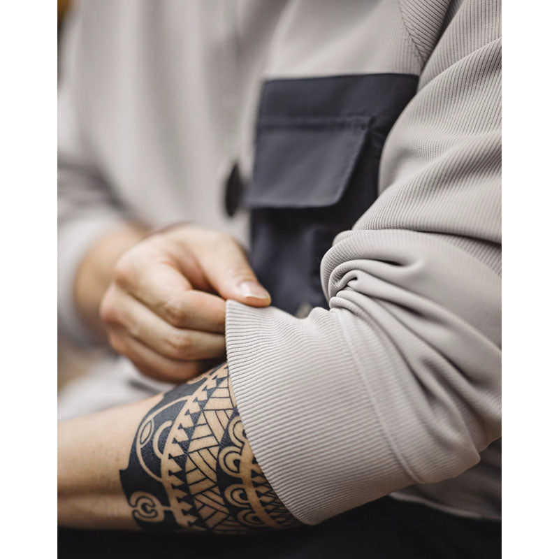 Color-coordinated pocket and switching functional inner long-sleeved T-shirt