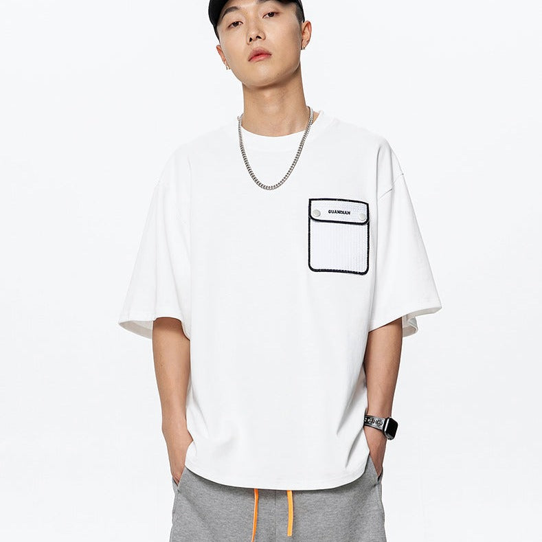 Simple short-sleeved T-shirt with color-coordinated pockets
