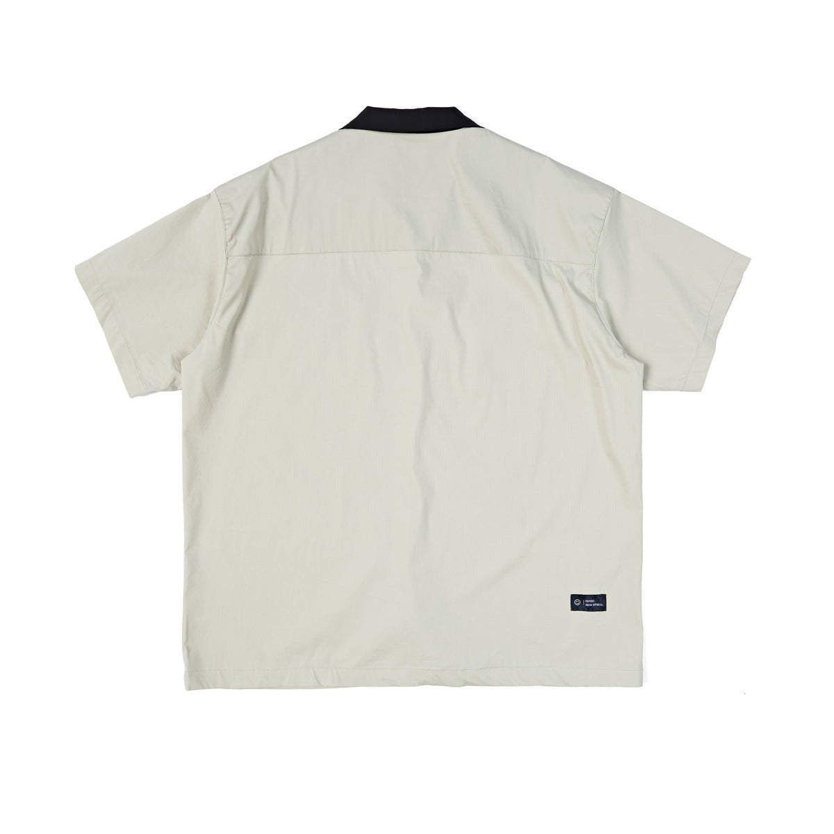 Pocket color-coordinated neck short-sleeved shirt
