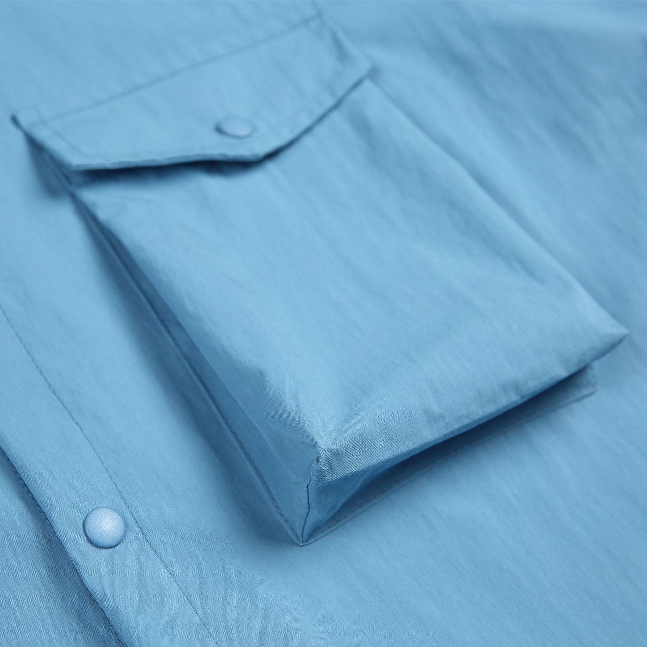 Casual short-sleeved shirt with contrasting accents