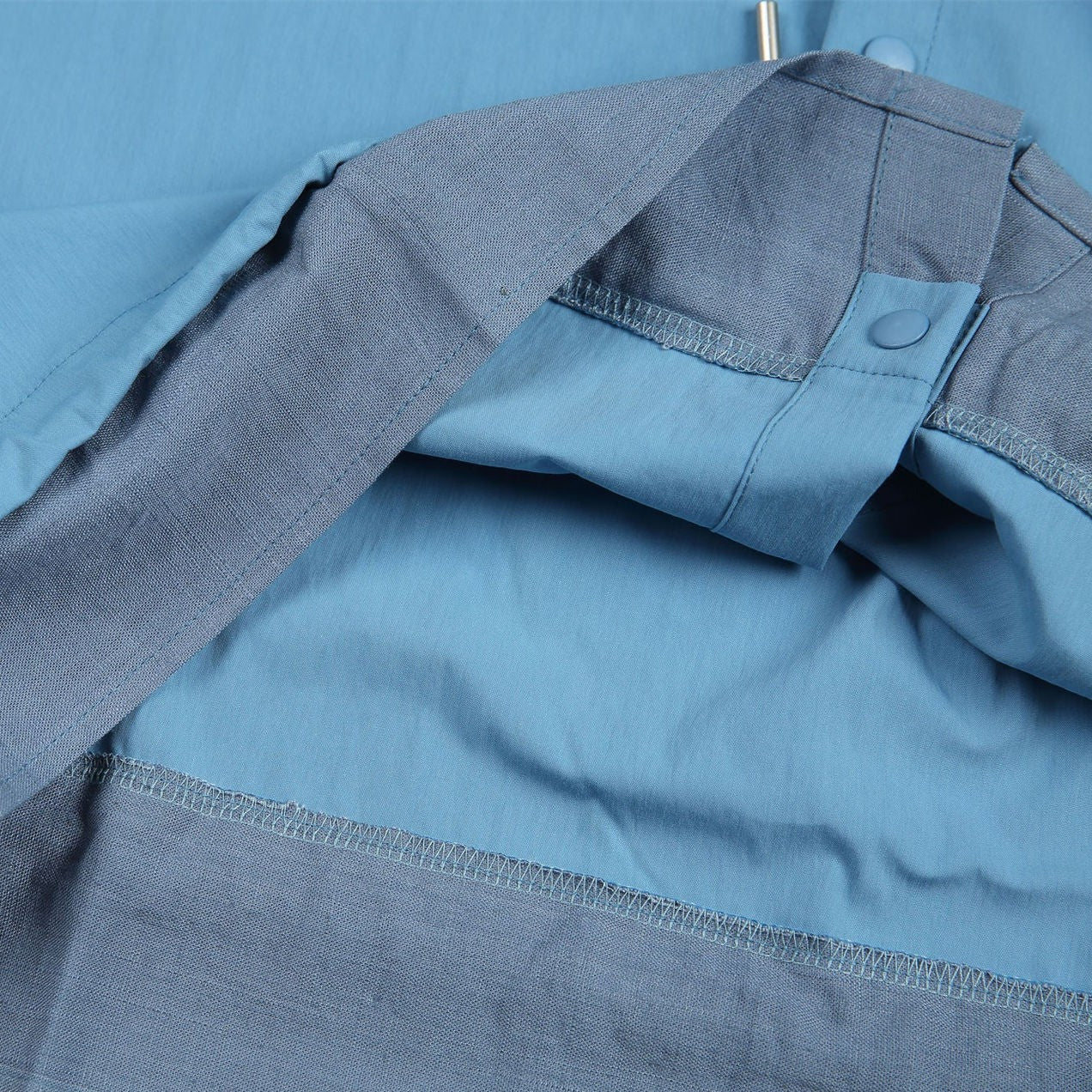 Casual short-sleeved shirt with contrasting accents