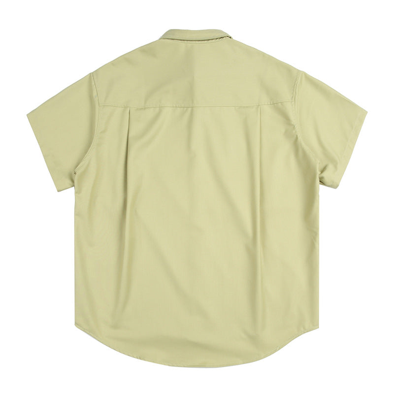 A simple, easy-to-match plain short-sleeved work shirt