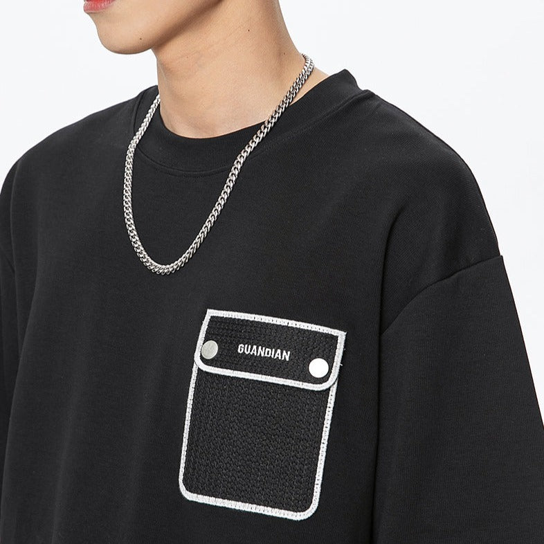 Simple short-sleeved T-shirt with color-coordinated pockets