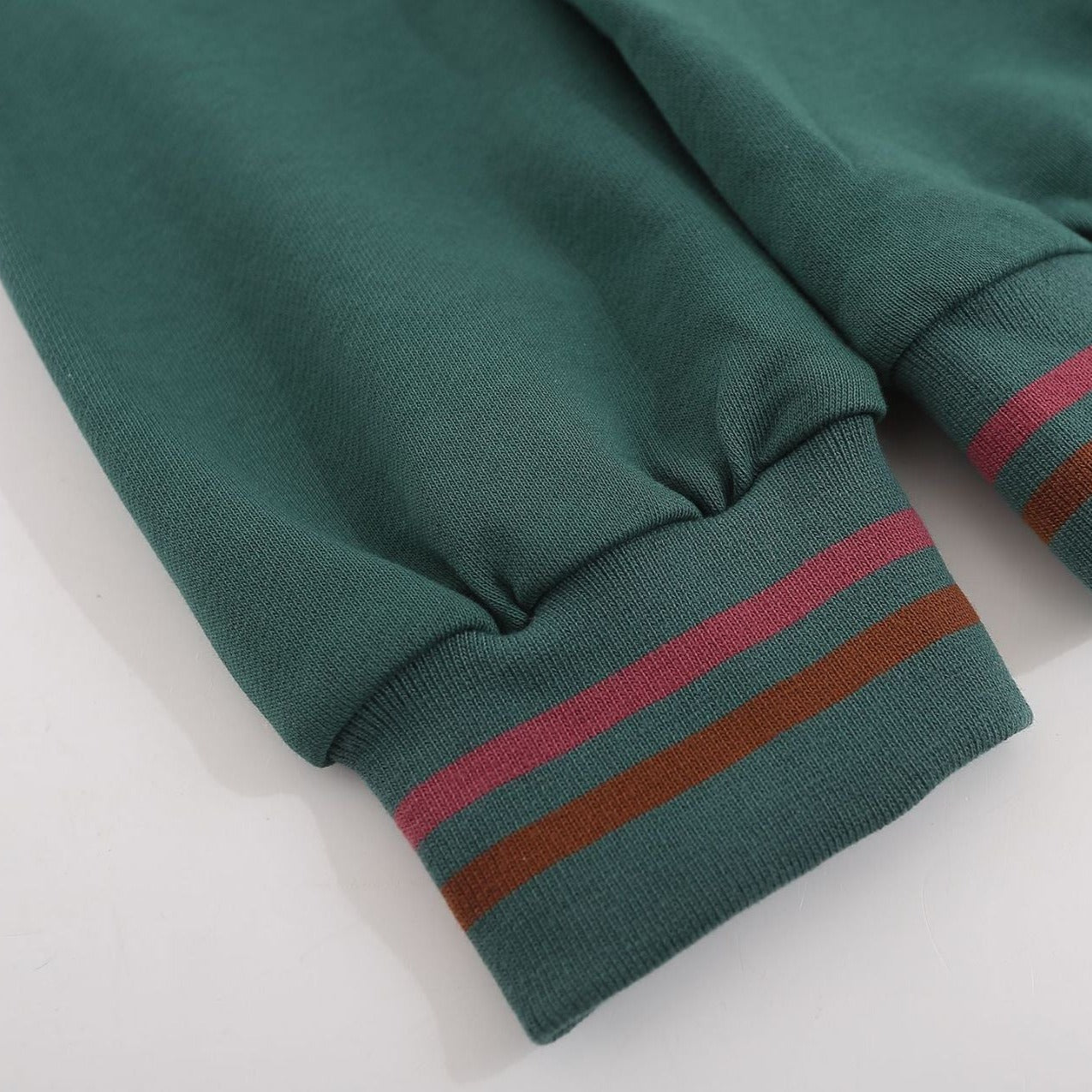 Choose from three colors! Loose-fitting printed hoodie