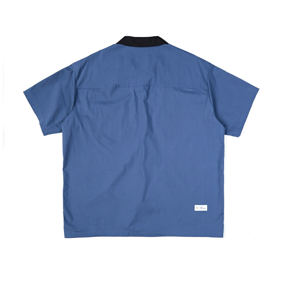 Pocket color-coordinated neck short-sleeved shirt