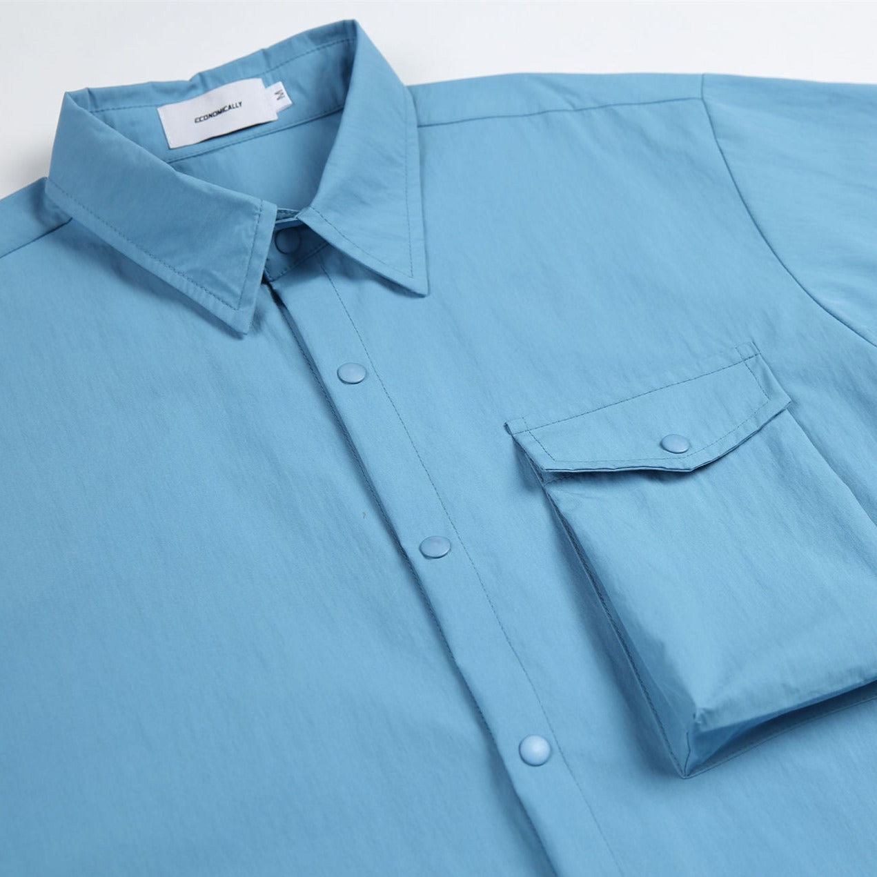Casual short-sleeved shirt with contrasting accents