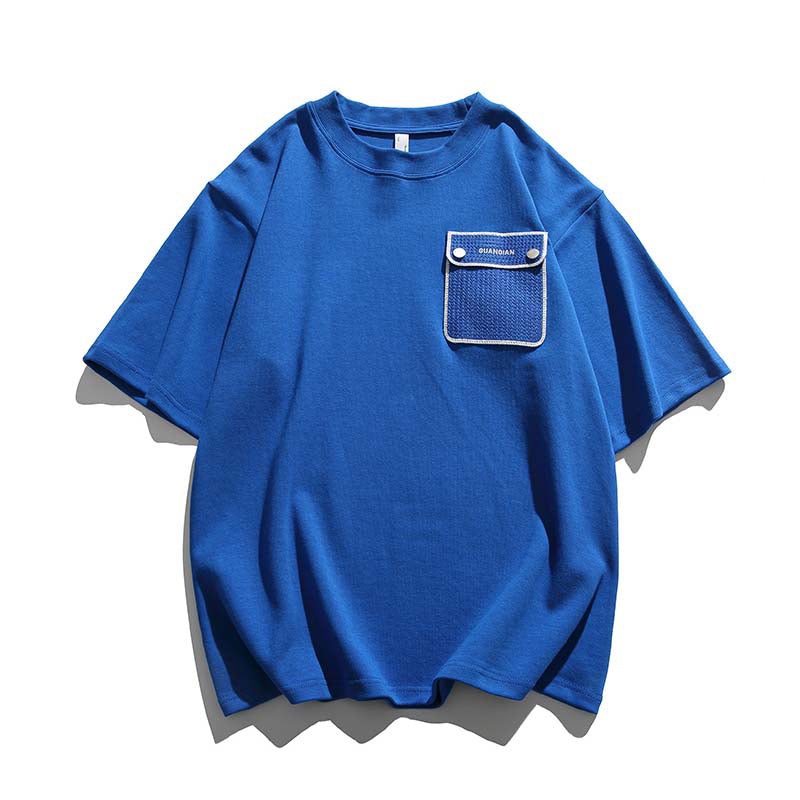 Simple short-sleeved T-shirt with color-coordinated pockets