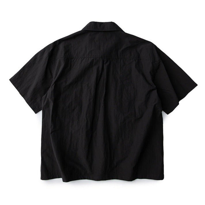 Plain short-sleeved work shirt with functional pockets