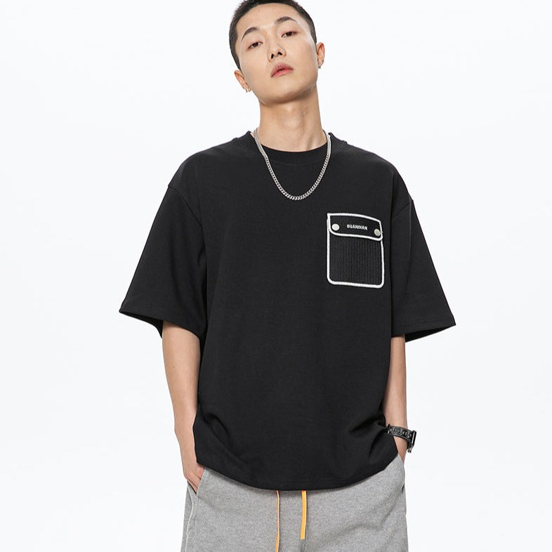 Simple short-sleeved T-shirt with color-coordinated pockets