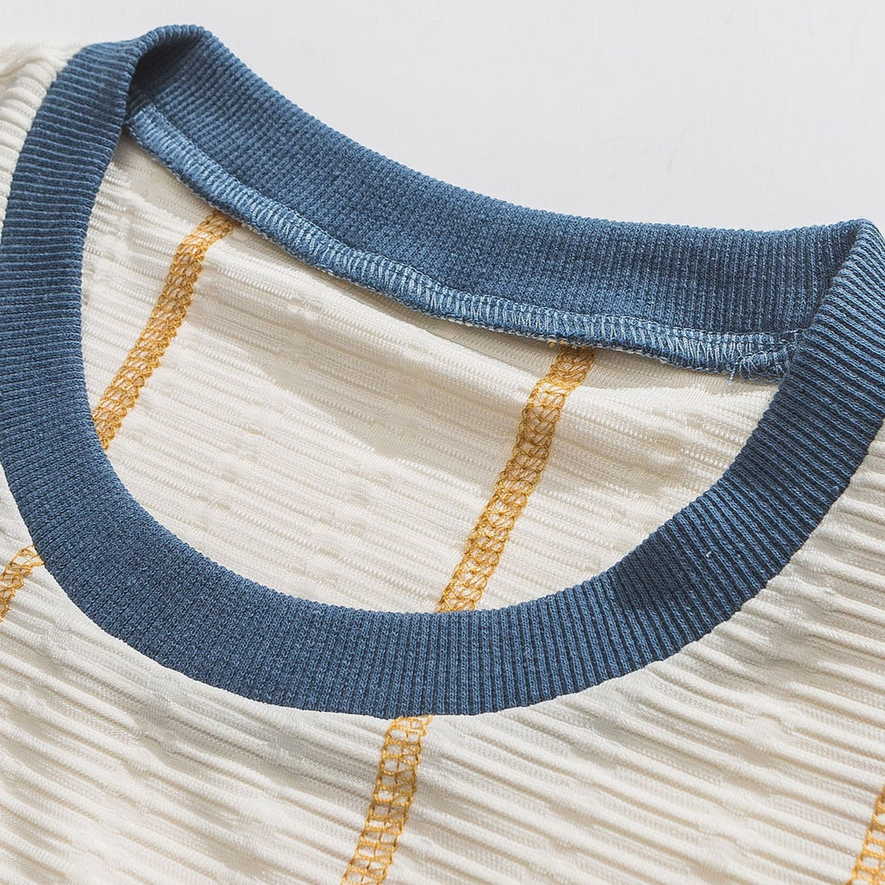 Casual color-coordinated short-sleeved T-shirt