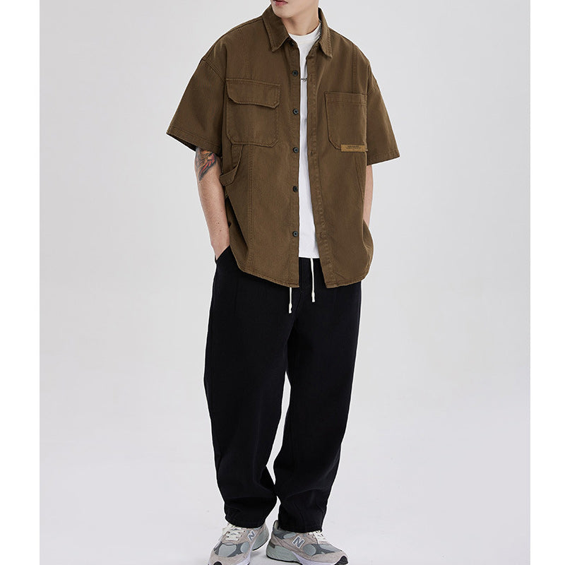 A plain short-sleeved shirt that's easy to match with retro outfits