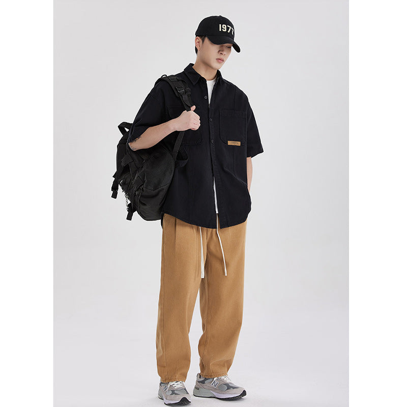 A plain short-sleeved shirt that's easy to match with retro outfits