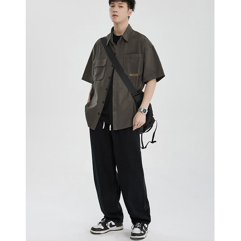 A plain short-sleeved shirt that's easy to match with retro outfits