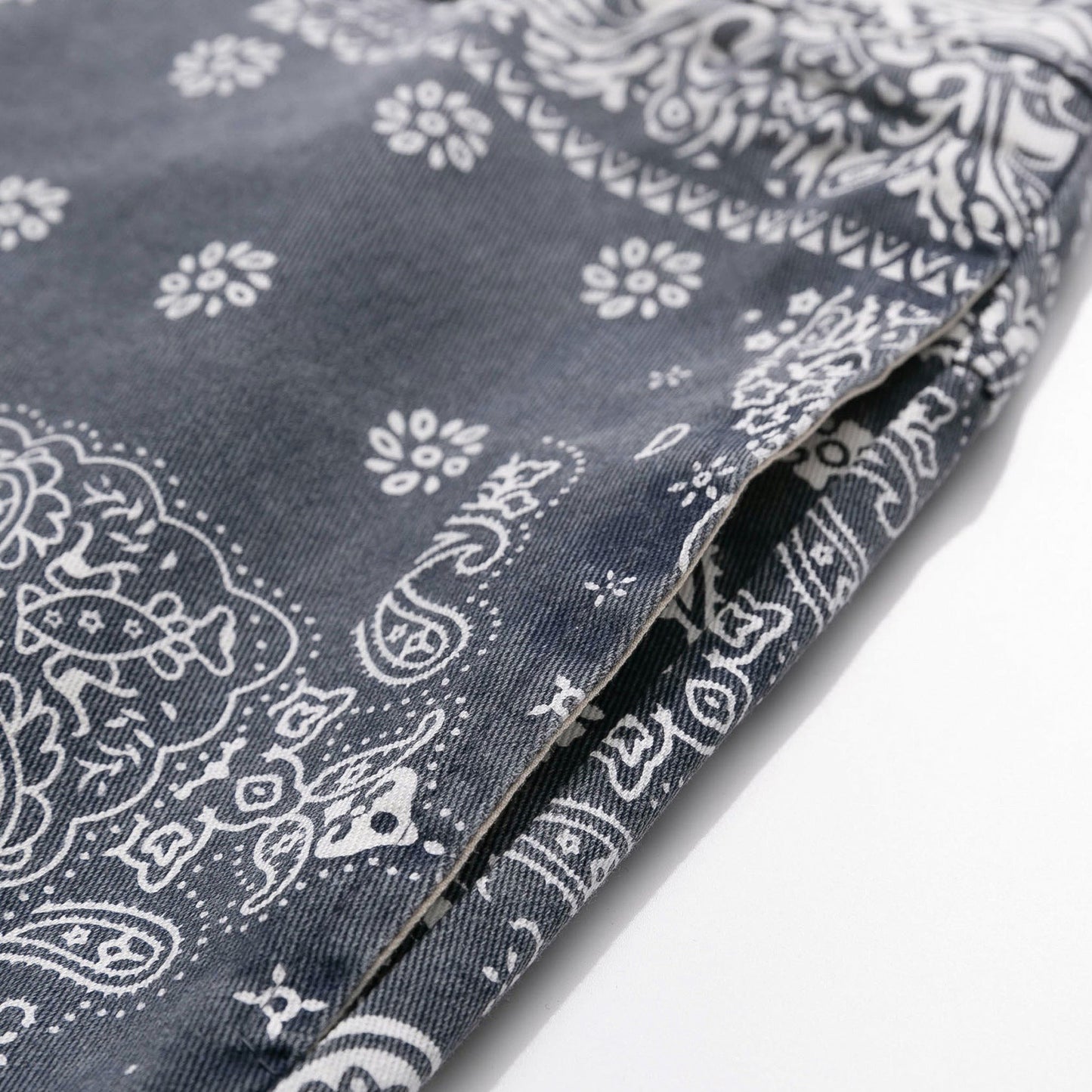 Bandana pattern half length shorts