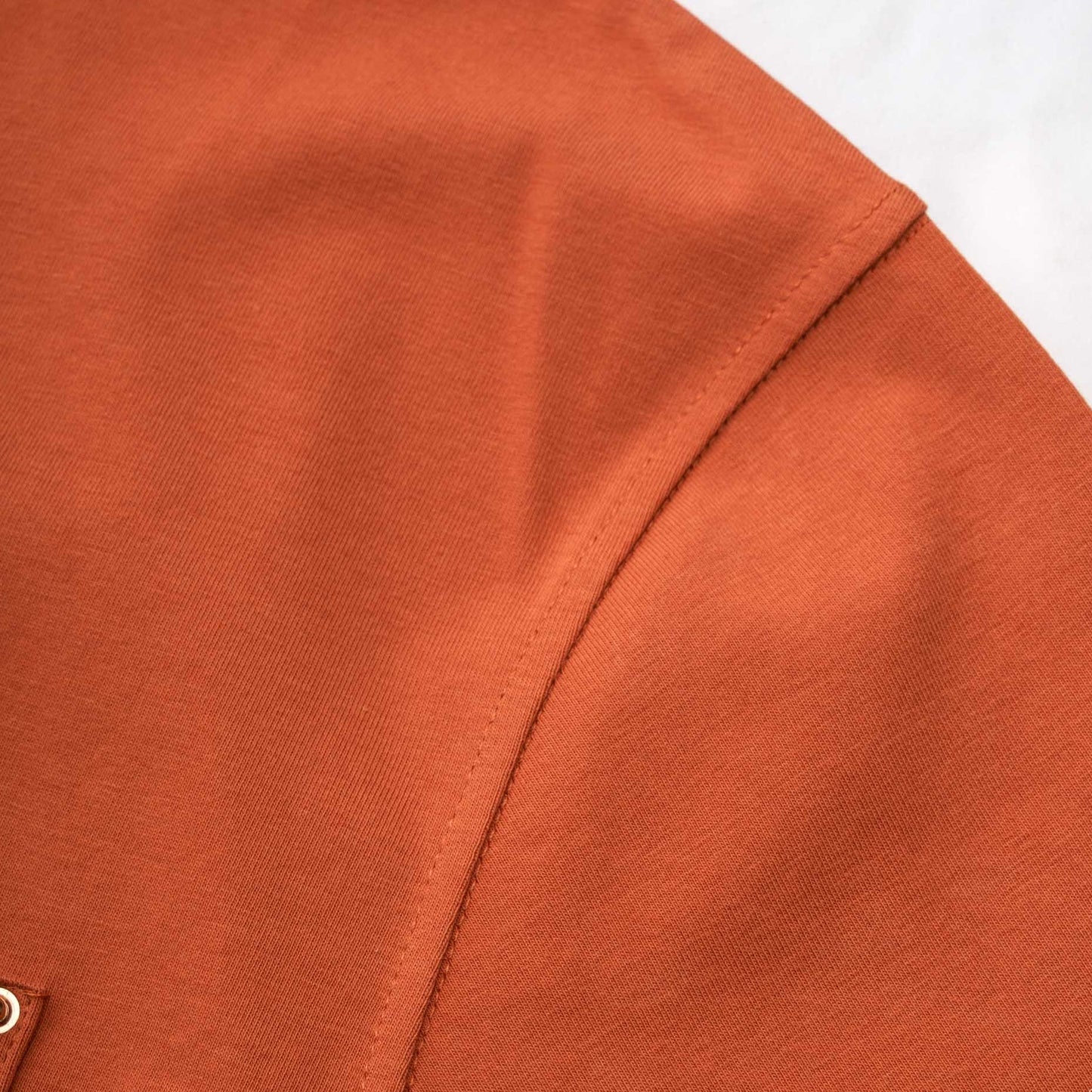 Solid color short sleeve T-shirt with rivet pocket