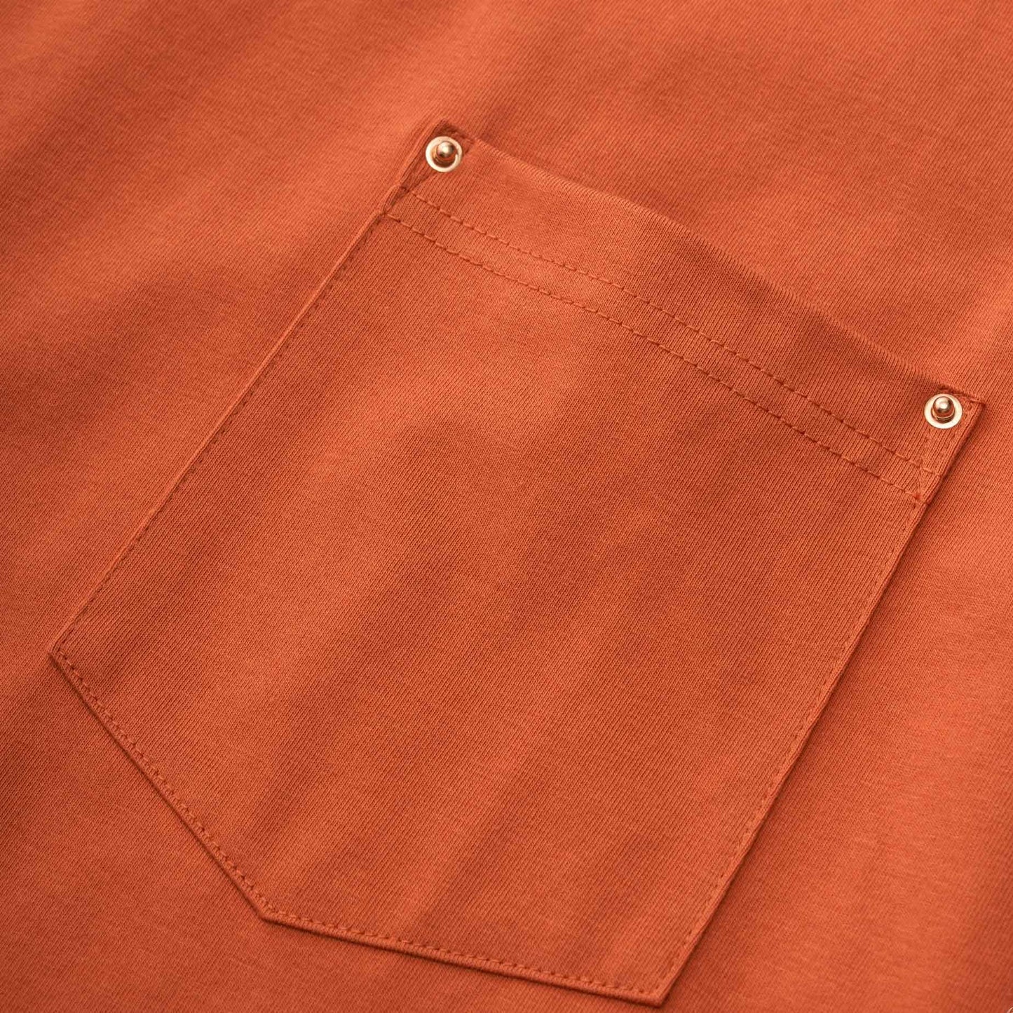 Solid color short sleeve T-shirt with rivet pocket