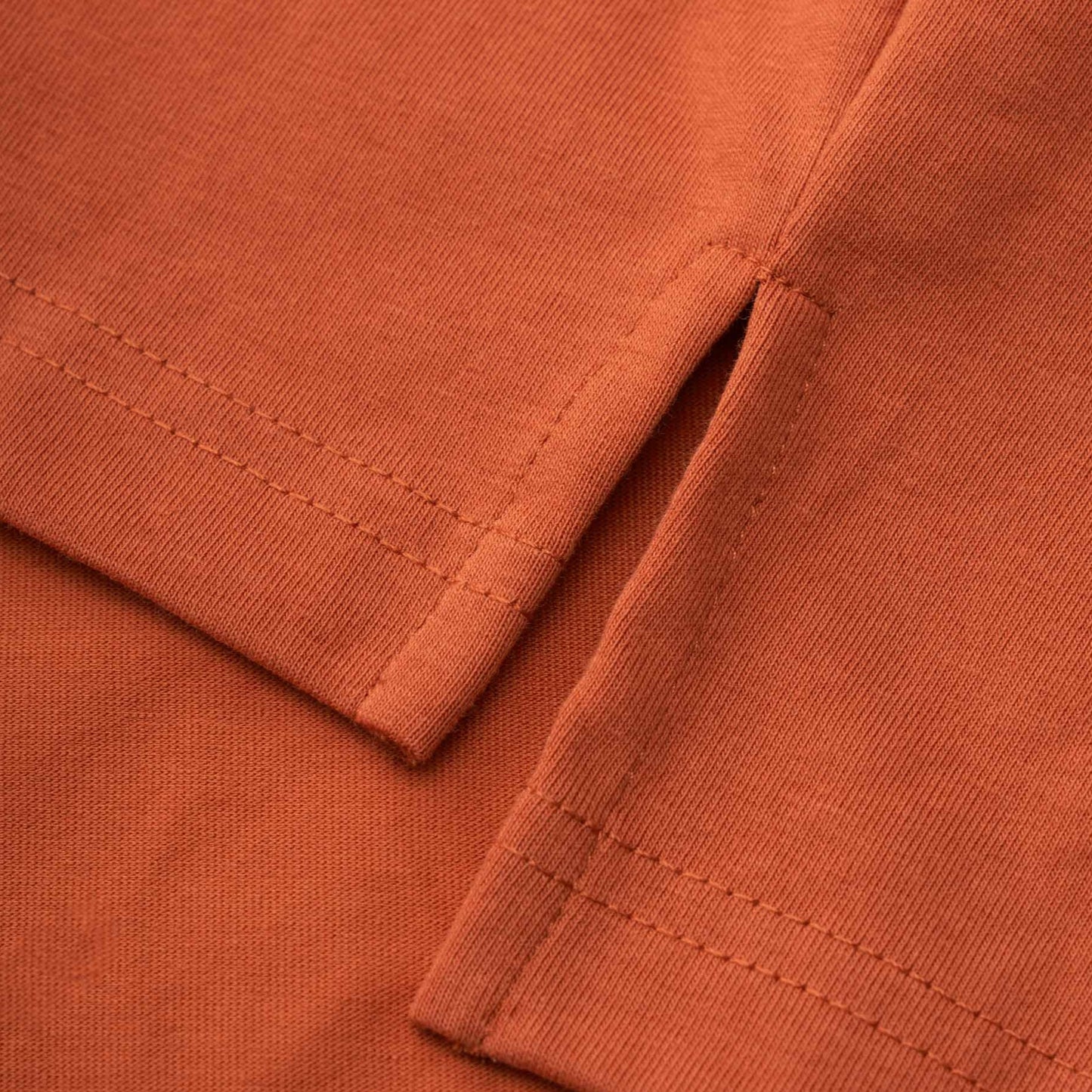 Solid color short sleeve T-shirt with rivet pocket