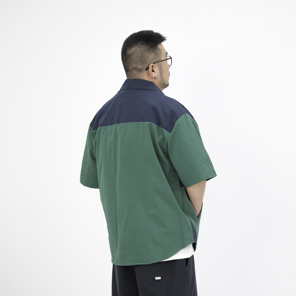 Color scheme switching multi-pocket mountain shirt