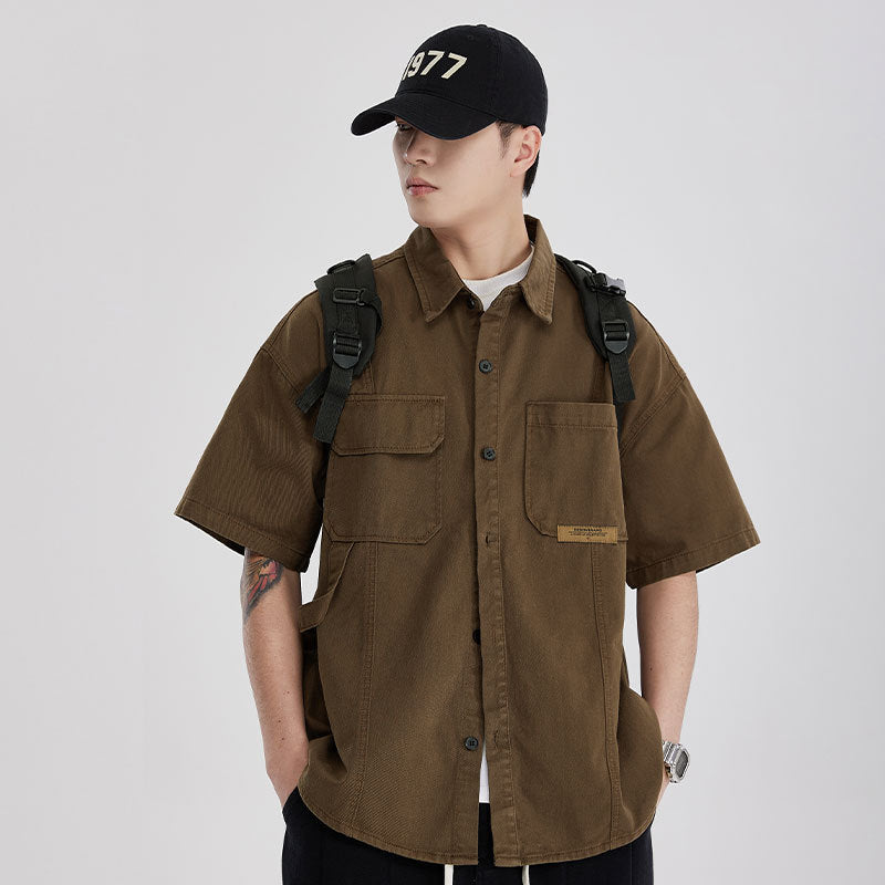 A plain short-sleeved shirt that's easy to match with retro outfits