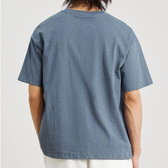 Simple short-sleeved T-shirt with color-coordinated pockets