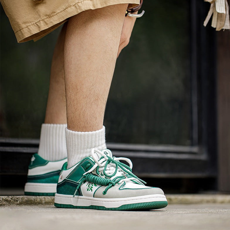 Skateboard shoes with mahjong embroidery