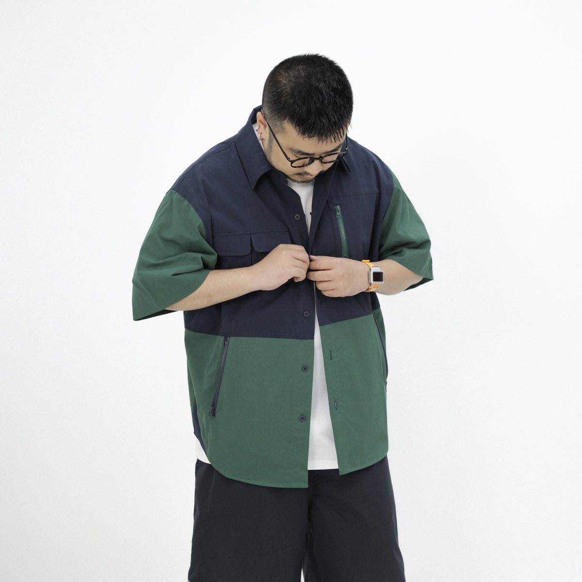 Color scheme switching multi-pocket mountain shirt