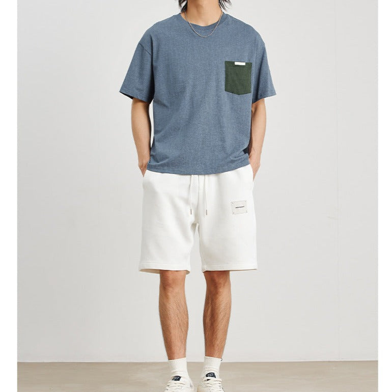 Simple short-sleeved T-shirt with color-coordinated pockets