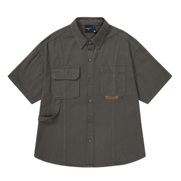 A plain short-sleeved shirt that's easy to match with retro outfits