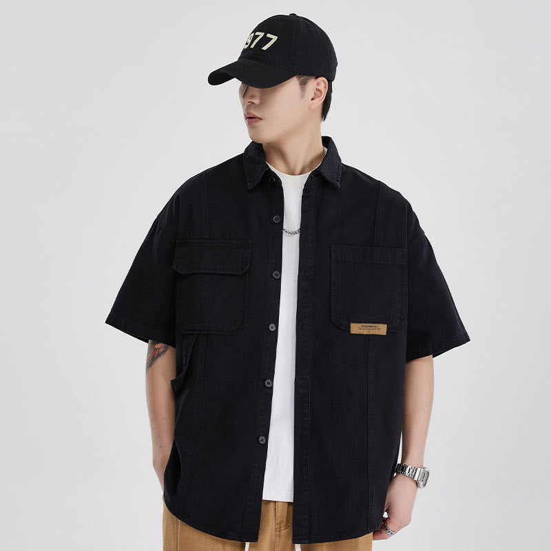 A plain short-sleeved shirt that's easy to match with retro outfits