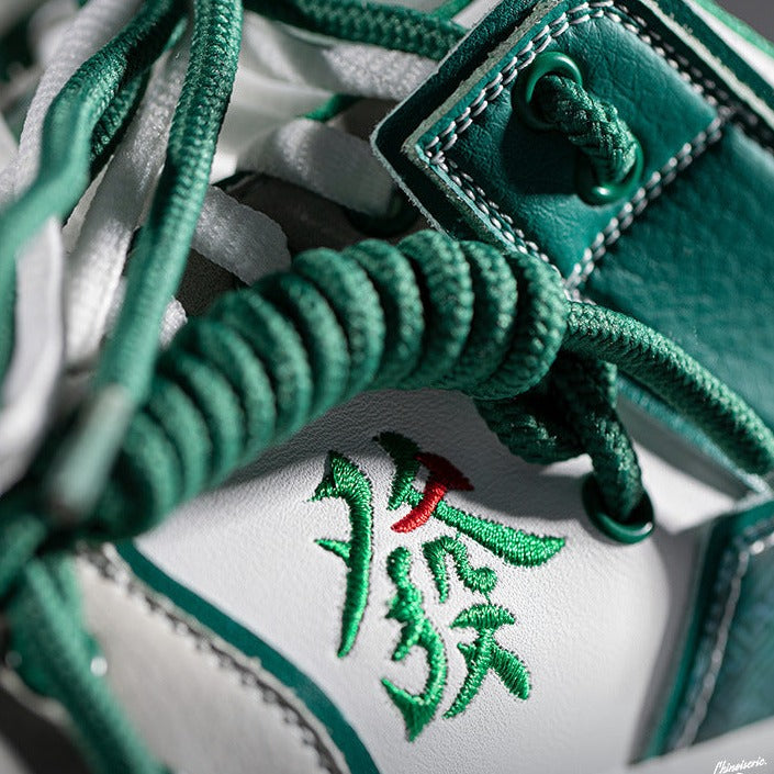 Skateboard shoes with mahjong embroidery
