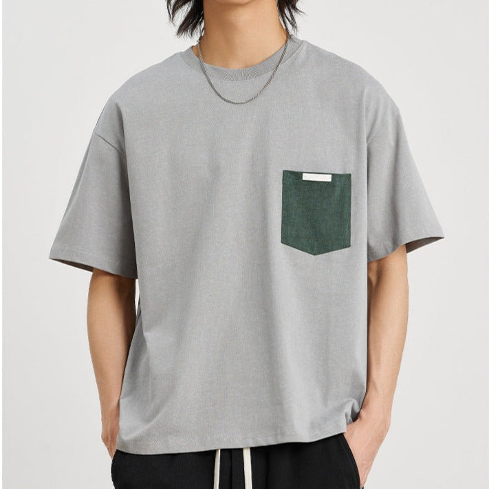 Simple short-sleeved T-shirt with color-coordinated pockets