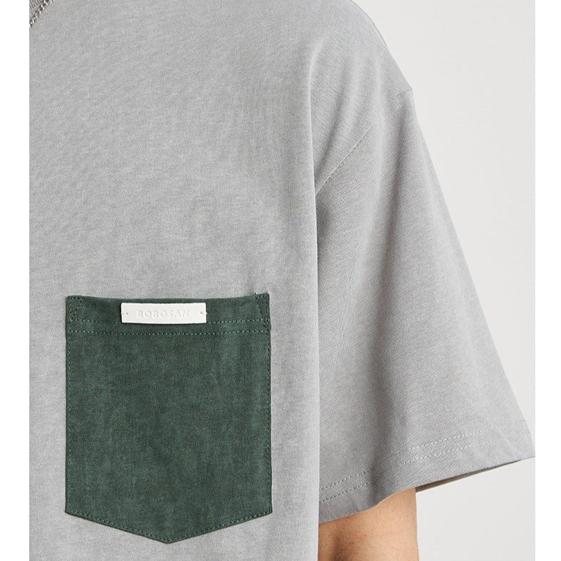 Simple short-sleeved T-shirt with color-coordinated pockets