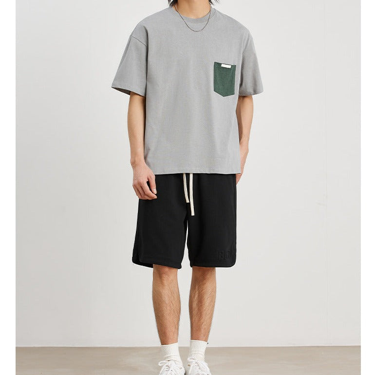 Simple short-sleeved T-shirt with color-coordinated pockets