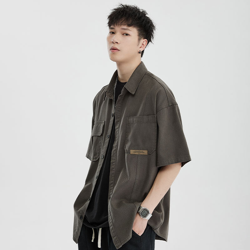 A plain short-sleeved shirt that's easy to match with retro outfits
