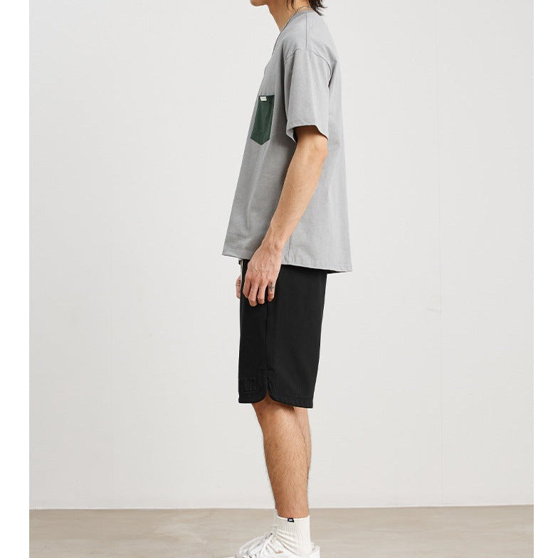 Simple short-sleeved T-shirt with color-coordinated pockets