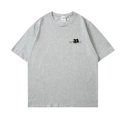 「クロスジップの隙間から覗く猫」プリントTシャツ