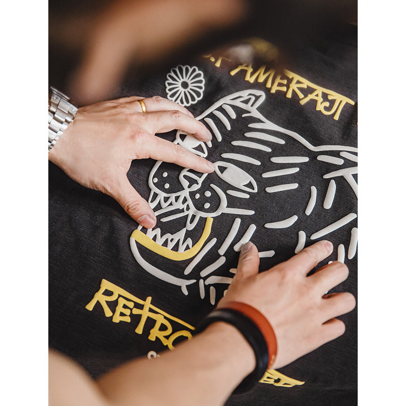 バックタイガーエンボスプリントTシャツ