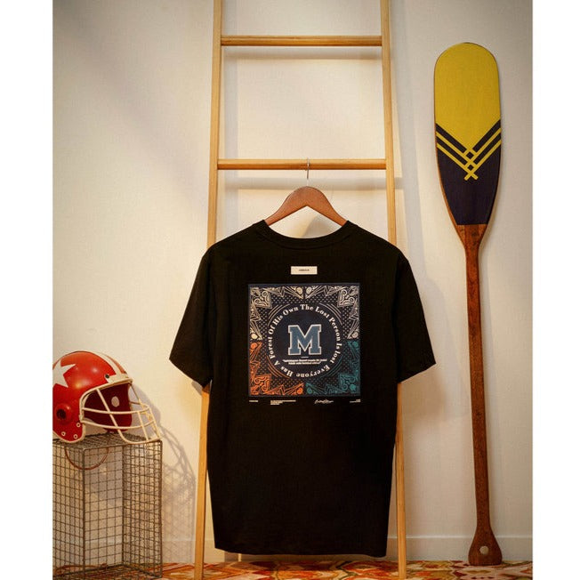 「M」刺繍＆エスニック民族調プリント半袖Tシャツ