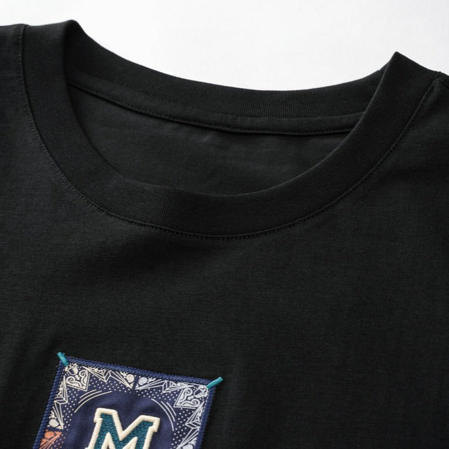 「M」刺繍＆エスニック民族調プリント半袖Tシャツ