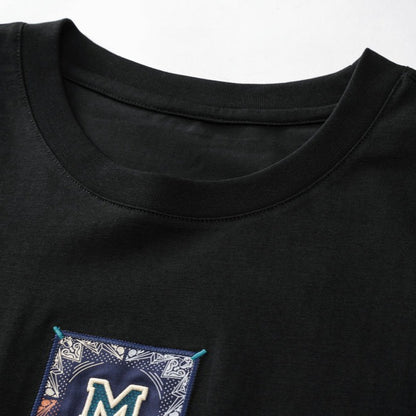 「M」刺繍＆エスニック民族調プリント半袖Tシャツ